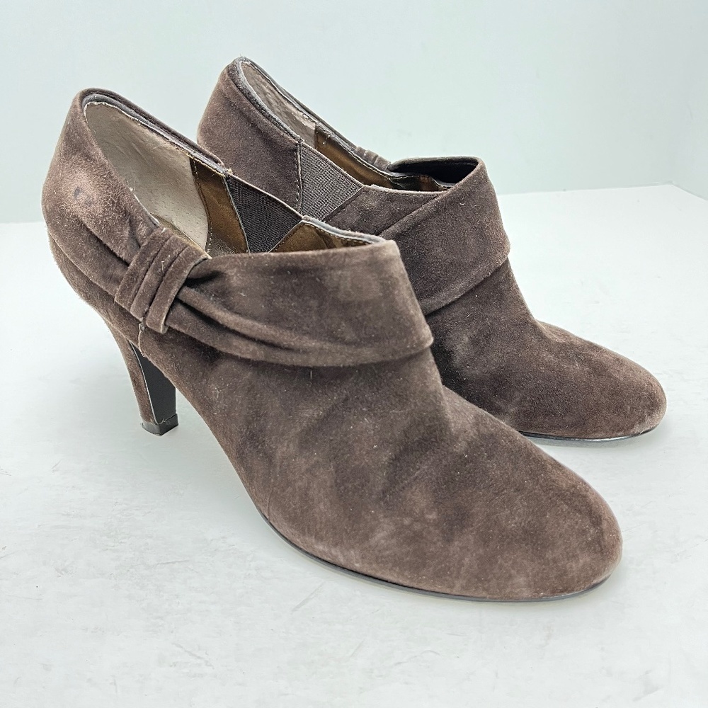 TAHARI Dark Chocolate Brown Genuine Leather Suede GRANT High Heels Pumps 7.5